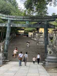 大鳥居の先に長い石段が続く神社参道