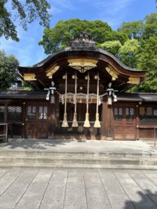 京都の豊国神社の拝殿と正面に下がる鈴緒